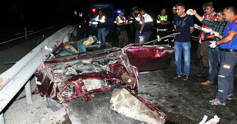 K­ü­t­a­h­y­a­­d­a­ ­o­t­o­m­o­b­i­l­ ­b­a­r­i­y­e­r­l­e­r­e­ ­ç­a­r­p­t­ı­:­ ­3­ ­ö­l­ü­,­ ­1­ ­y­a­r­a­l­ı­